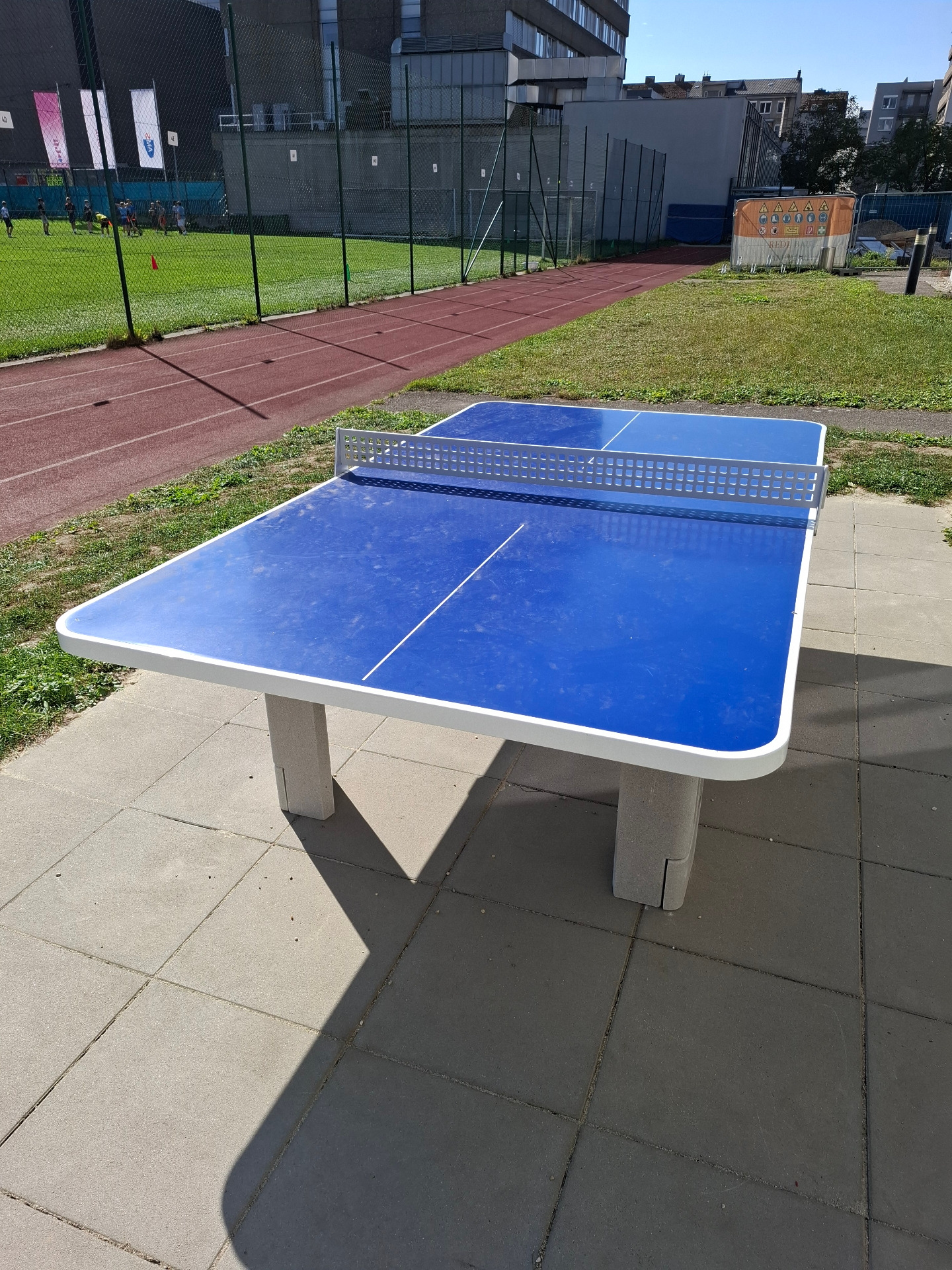 Neuer Tischtennistisch